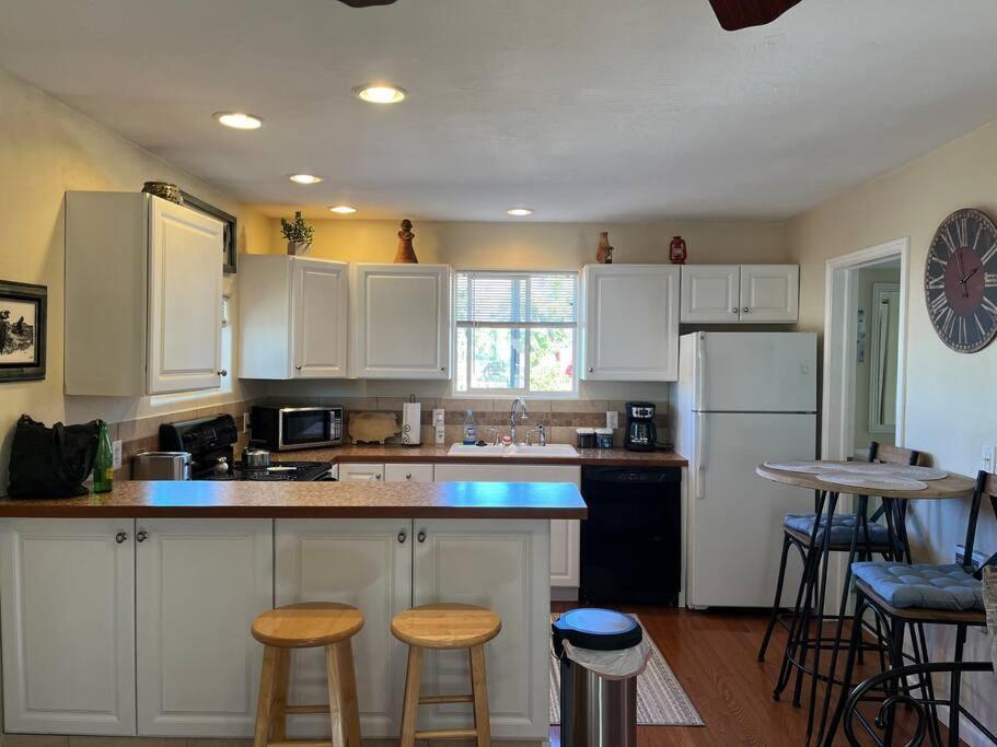 Cheerful Pet-Friendly Bungalow Right In Town Montrose Exterior photo