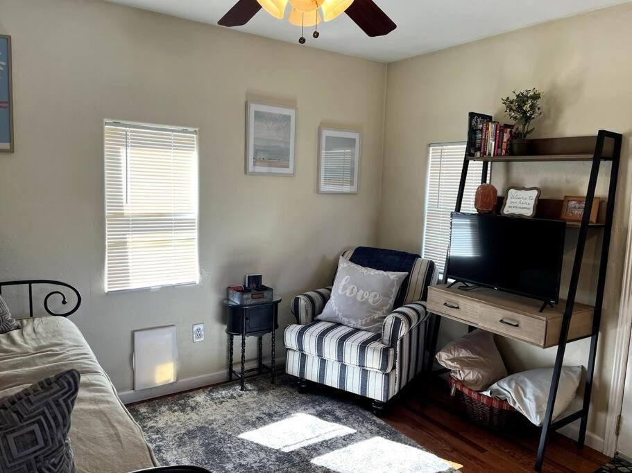 Cheerful Pet-Friendly Bungalow Right In Town Montrose Exterior photo