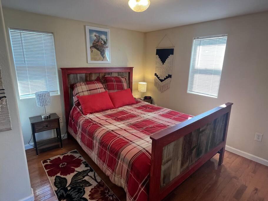 Cheerful Pet-Friendly Bungalow Right In Town Montrose Exterior photo